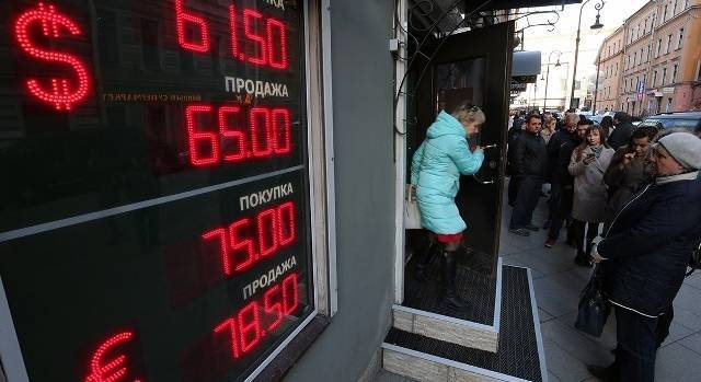 "Доллар уже&nbsp;задергался": россиянам дали совет по&nbsp;покупке валюты&nbsp;