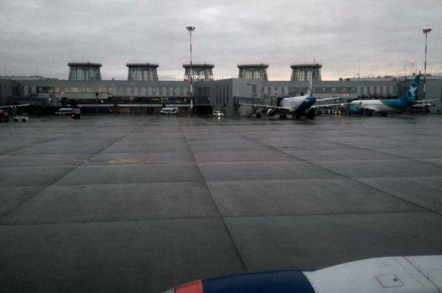 В Пулково из-за трещины в стекле вернулся самолет, вылетевший в ЯНАО