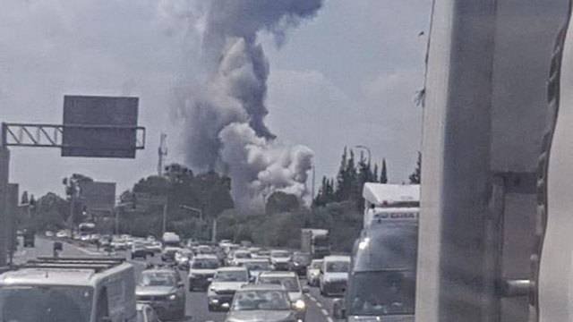 ЧП на оборонном заводе в Рамат ха-Шароне: в небо поднялся столб густого дыма