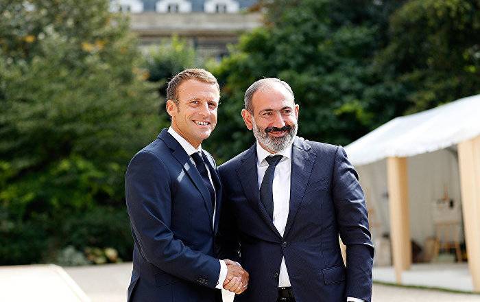 Никол Пашинян и Армен Саркисян поздравили президента Франции с Днем взятия Бастилии