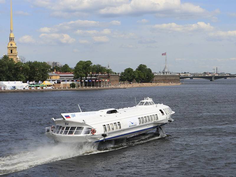 Судно на подводных крыльях врезалось в набережную в Петербурге