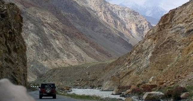 Туристы помогли спасти попавшего в ДТП в Ванджском районе Таджикистана