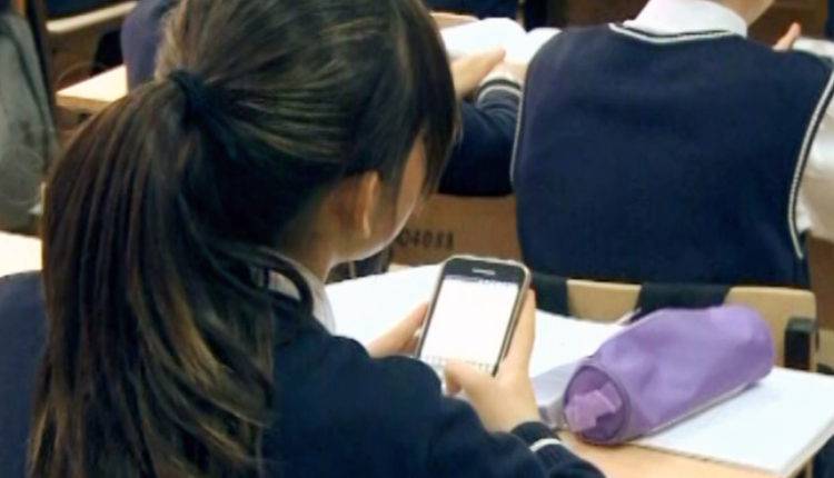 Россияне оценили идею запрета телефонов в школах