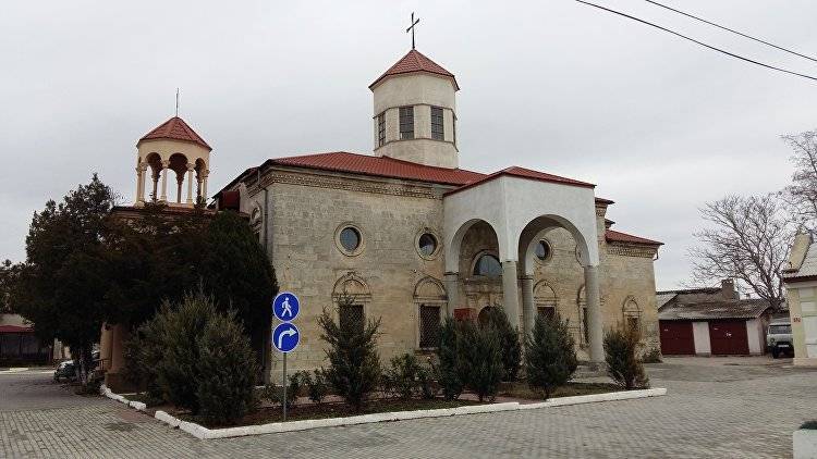 Власти Крыма передали верующим армянский храм в Евпатории