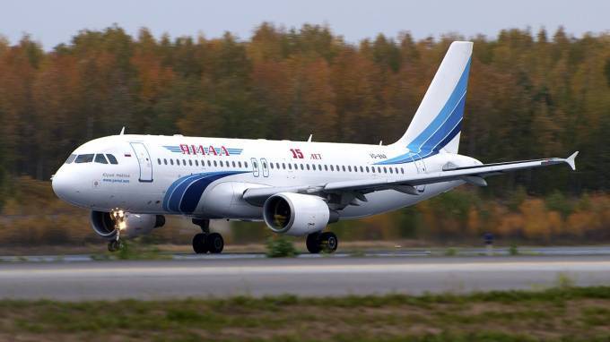 Самолет вернулся в Петербург из-за треснувшего стекла в кабине пилотов