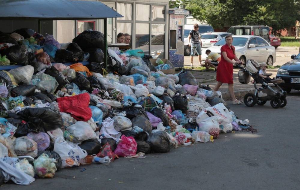 Хоть где-то лидирует: Украина попала в ТОП-10 стран по производству мусора на человека
