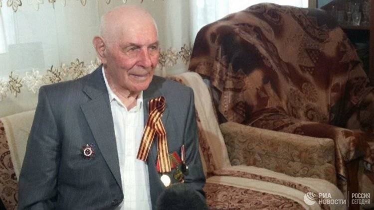 Аксенов наградил ветерана за крымский подвиг 76-летней давности