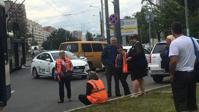 "Убер" протаранил троллейбус у подземного перехода на Ветеранов