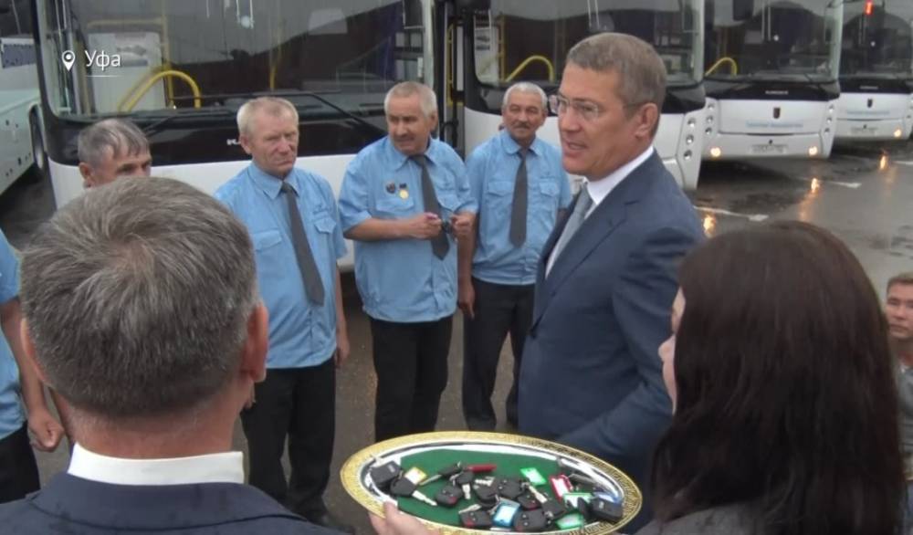 Радий Хабиров передал «Башавтотрансу» ключи от 20 новых автобусов