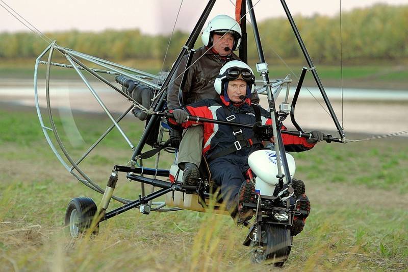 В авиакатастрофе в Подмосковье погибли пилоты, учившие Путина летать на мотодельтаплане