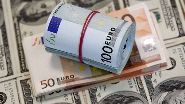 Белорусский рубль неудержим: евро и доллар продолжают идти ко дну