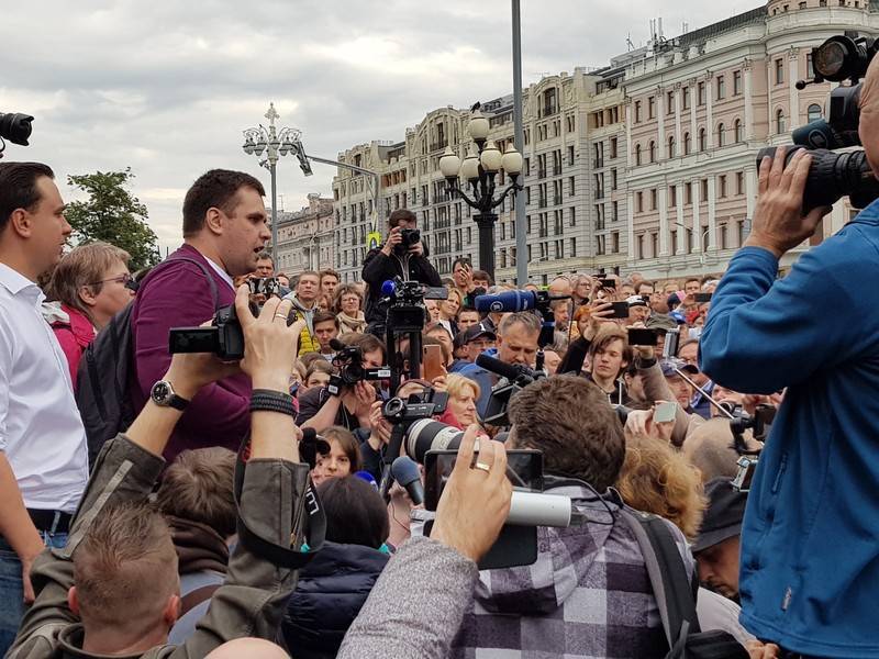 Полиция просит разойтись участников несанкционированного митинга в Москве
