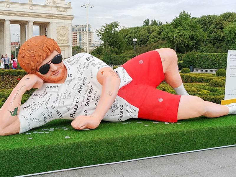 Огромная скульптура Эда Ширана появилась в Москве