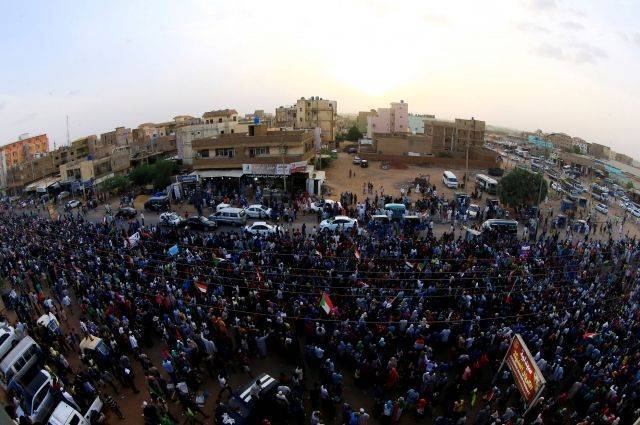 В столице Судана протестующие перекрыли главную улицу