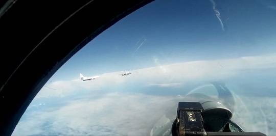 Видео: российские Ту-160 выполнили полет над Балтийским морем. РЕН ТВ