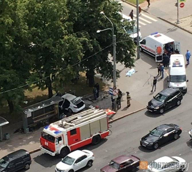 В Петербурге иномарка врезалась в дерево – погиб 19-летний пассажир