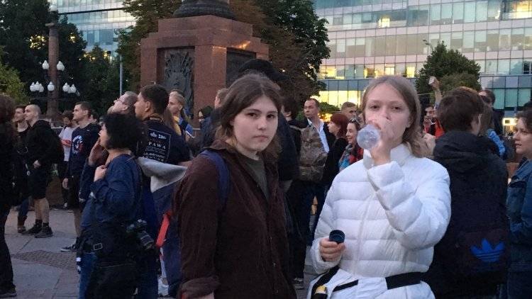 Оппозиция привела на митинг в Москве несовершеннолетних, подвергнув их опасности