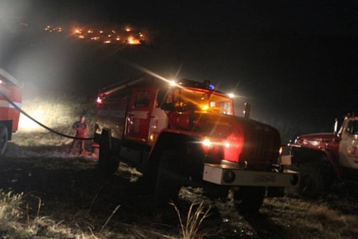 Лесной пожар, угрожавший жителям поселка Сотниково, ликвидировали