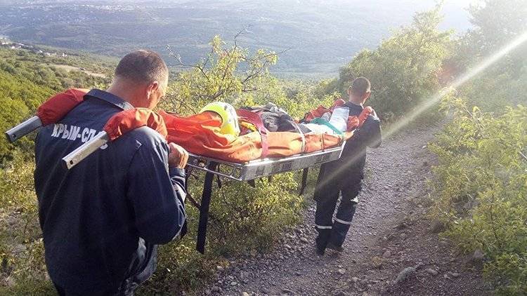 По горам на носилках: пенсионерка повредила ногу в Долине привидений