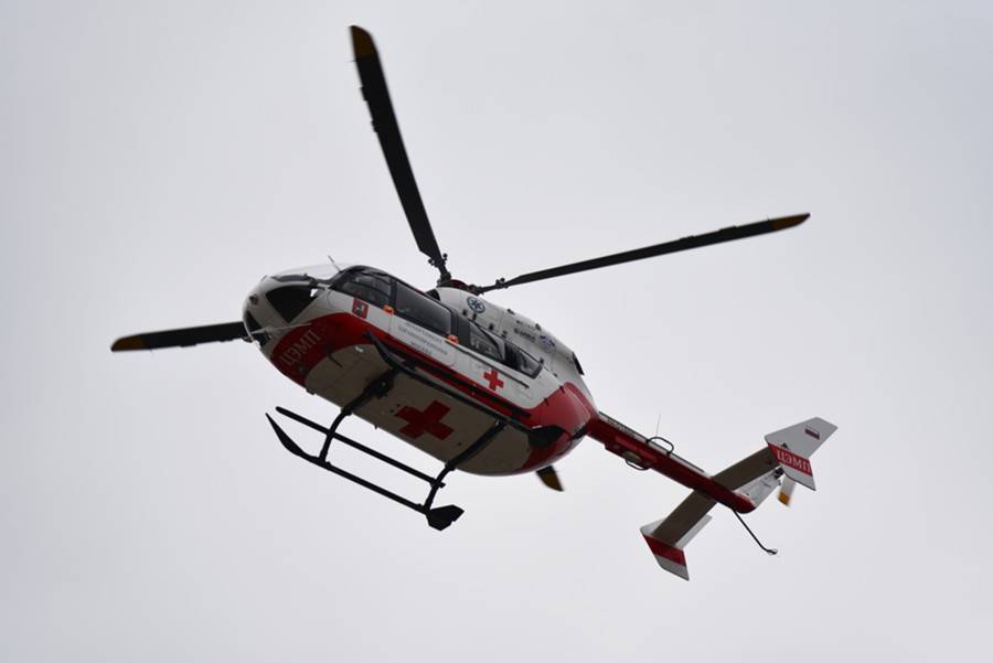 Вертолет эвакуировал двух пострадавших при пожаре в Троицке