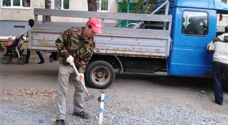 В Чебоксарах чиновники срезали блокираторы с парковок