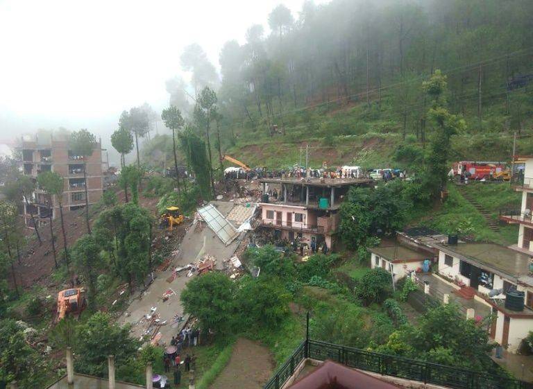 В Индии из-за дождей обрушилось здание: есть жертвы