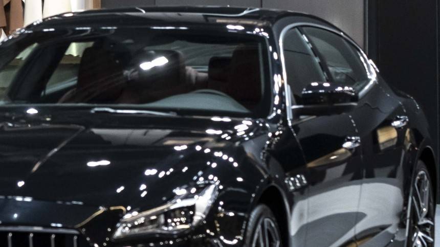 Видео кражи: неизвестные вытащили из Maserati 3,5 млн рублей