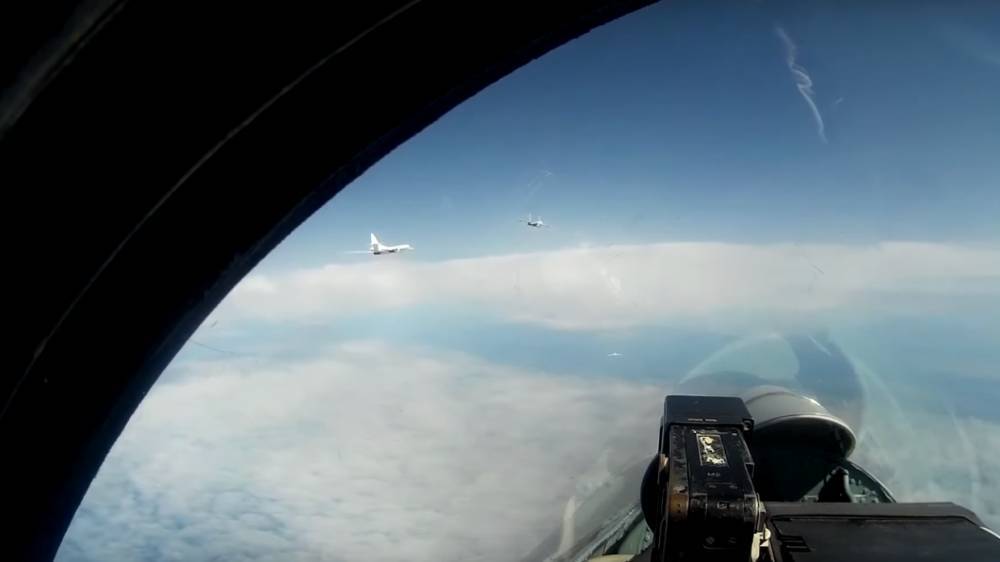 Минобороны РФ опубликовало видео полета ракетоносцев Ту-160 над Балтикой