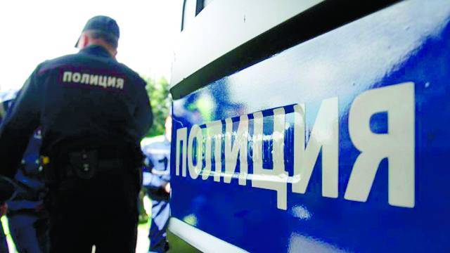 Стрит-артера задержали в Москве за огромную надпись "Зачем" . РЕН ТВ