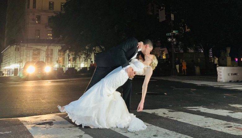 Во время свадьбы Манхэттен погрузился во тьму — так что пара продолжила ее при свете мобильных