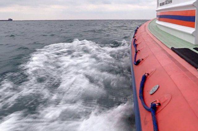 Спасатели нашли живыми двух рыбаков, пропавших в море в Магаданской области