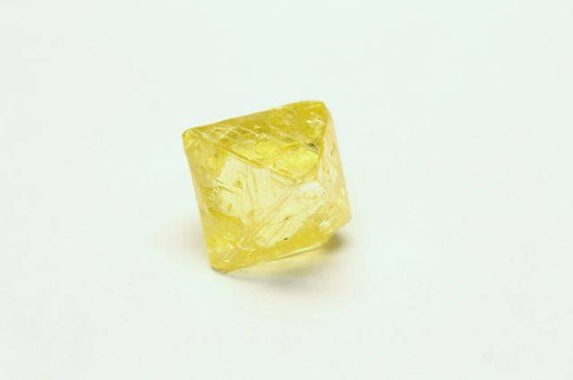 В Архангельской области добыли редкий алмаз глубокого лимонного оттенка