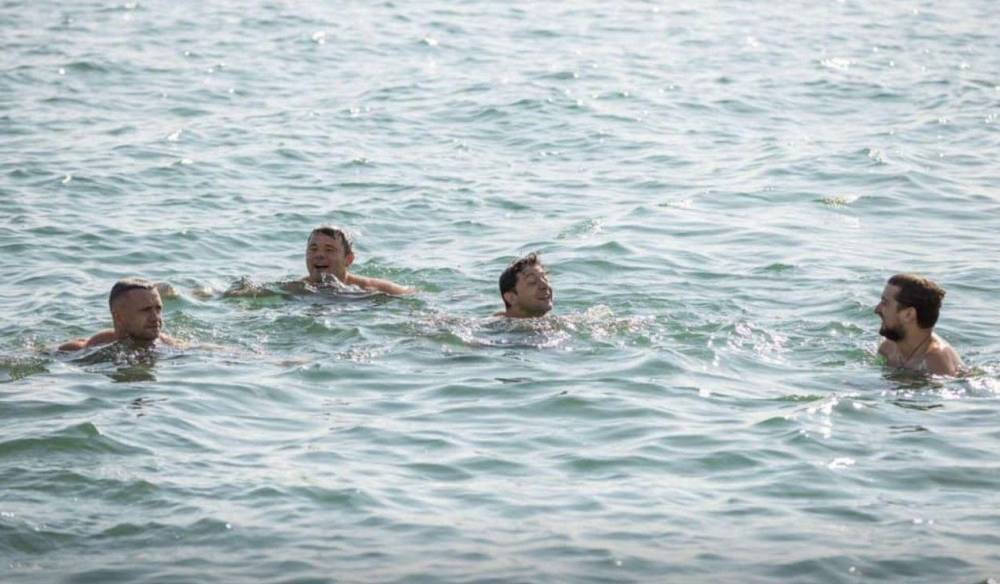 Президент Зеленский в красных плавках искупался в море и поразил отдыхающих