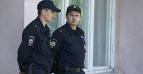 Участники драки избили российского полицейского и забрали табельное оружие