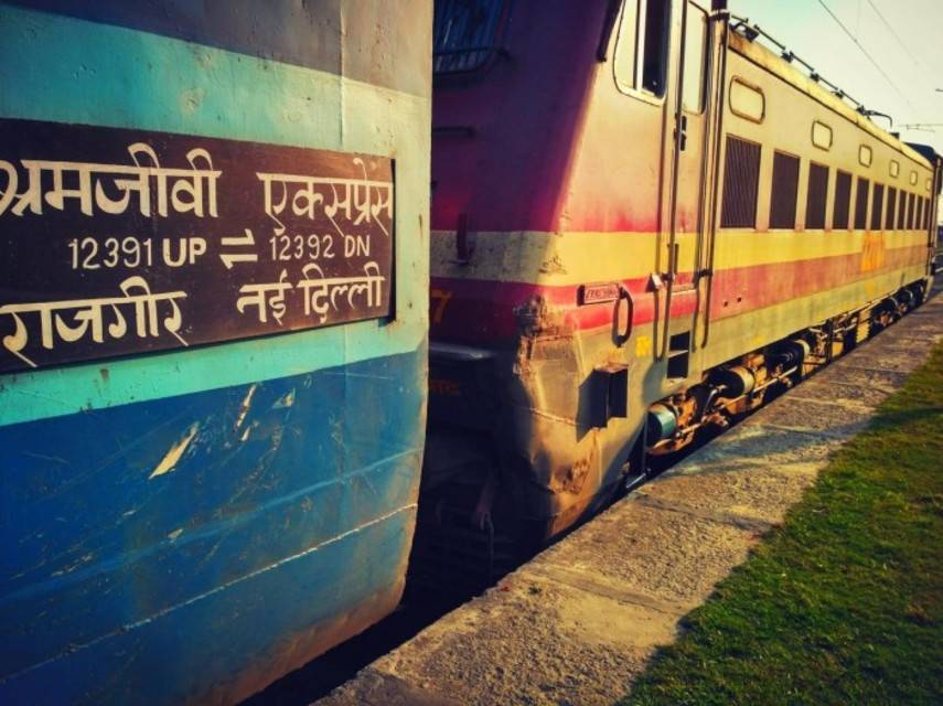 В Индии пассажирам поезда пришлось принять душ поневоле (Bидео)
