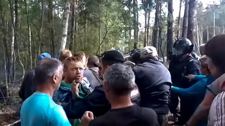 В подмосковном Ликине-Дулеве полиция задержала протестующих против вырубки леса, одну из активисток увезли в больницу в тяжелом состоянии