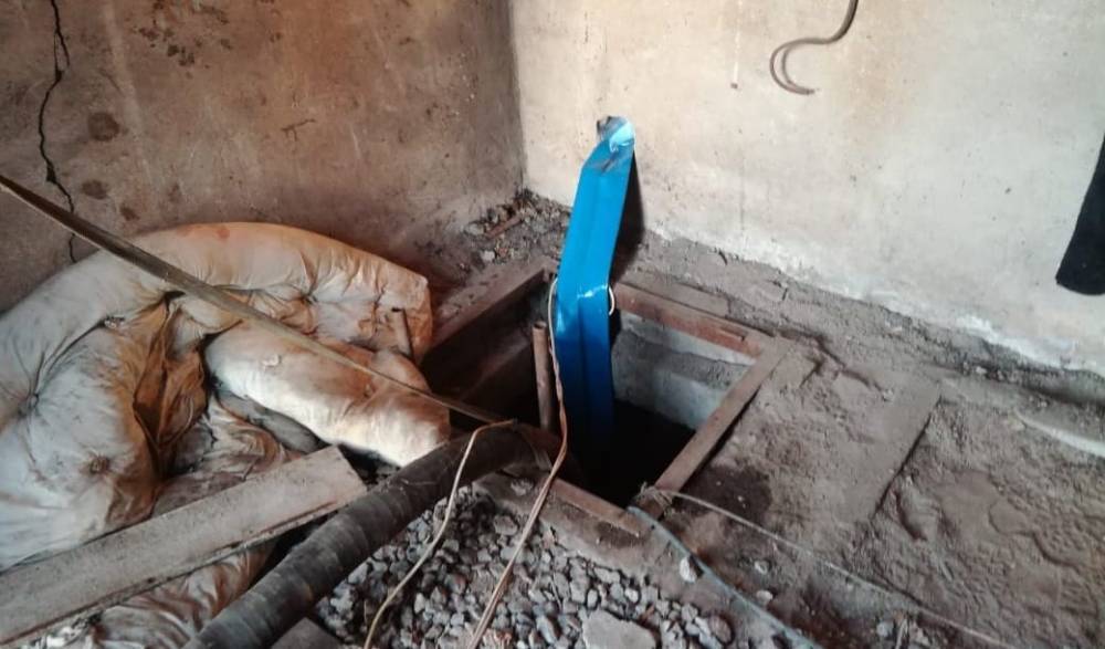 «Фекалии топили дом»: упавший в колодец карагандинец был вынужден откачивать канализацию
