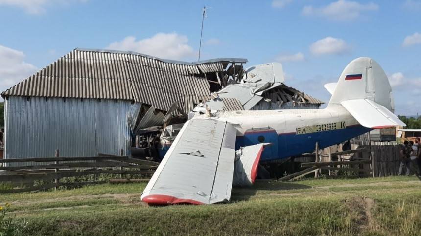Фото: частный самолет рухнул дом в Чеченской республике
