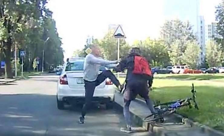 Видеофакт: в Минске неадекватный водитель набросился на велосипедиста прямо посреди дороги