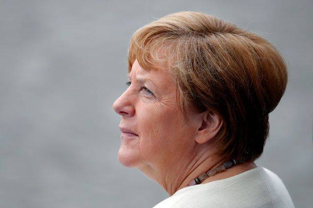 В кабмине ФРГ рассказали о самочувствии Меркель во время визита в Париж