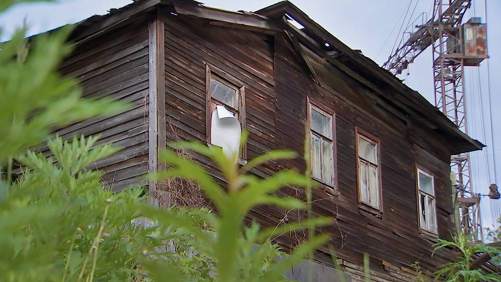 В Архангельске со свай сошел деревянный дом