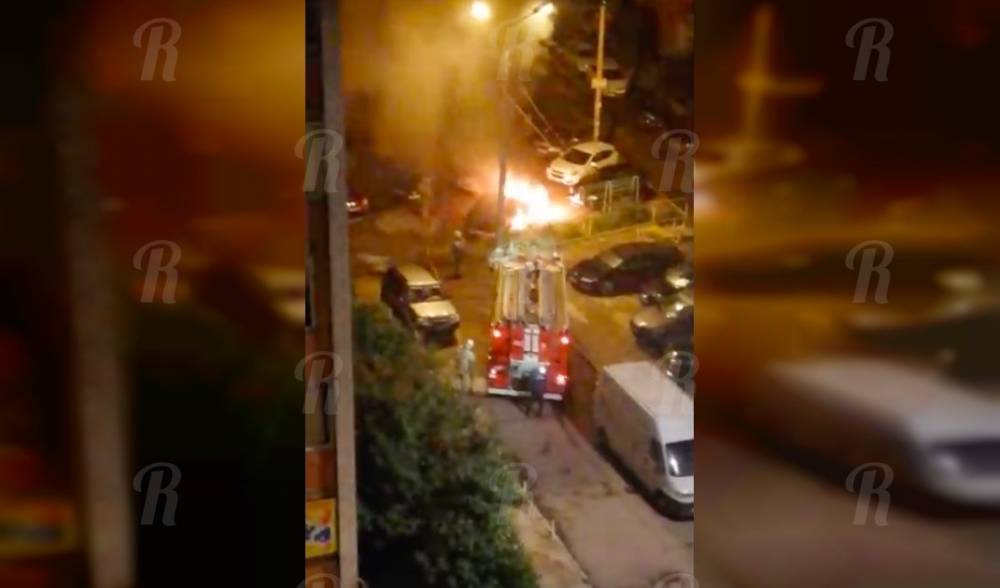 Были слышны взрывы. Ночной пожар уничтожил иномарку в центре Смоленска