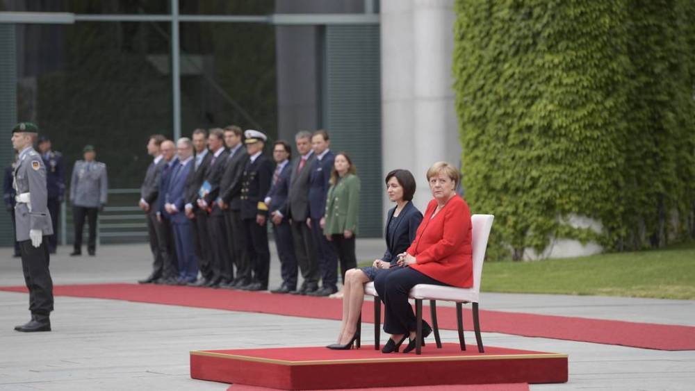"Пора бабушке на пенсион уходить": "Трясущаяся" Меркель ввела моду на "сидячие" гимны