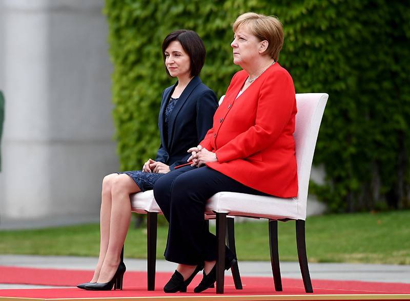 Меркель не смогла встать во время гимна