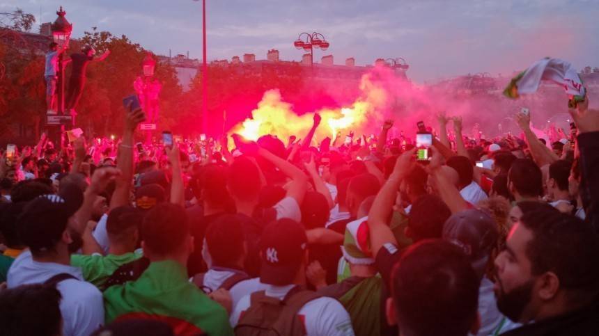 Видео: Алжирские фанаты от счастья разнесли Париж