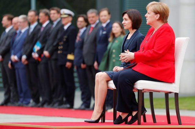 Меркель и премьер Молдавии слушали гимны стран сидя