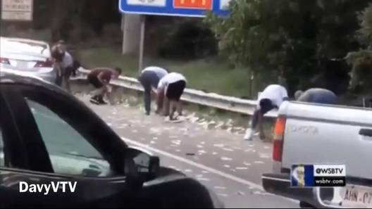 Автомобили на шоссе встали, когда на них пролился долларовый дождь (видео)