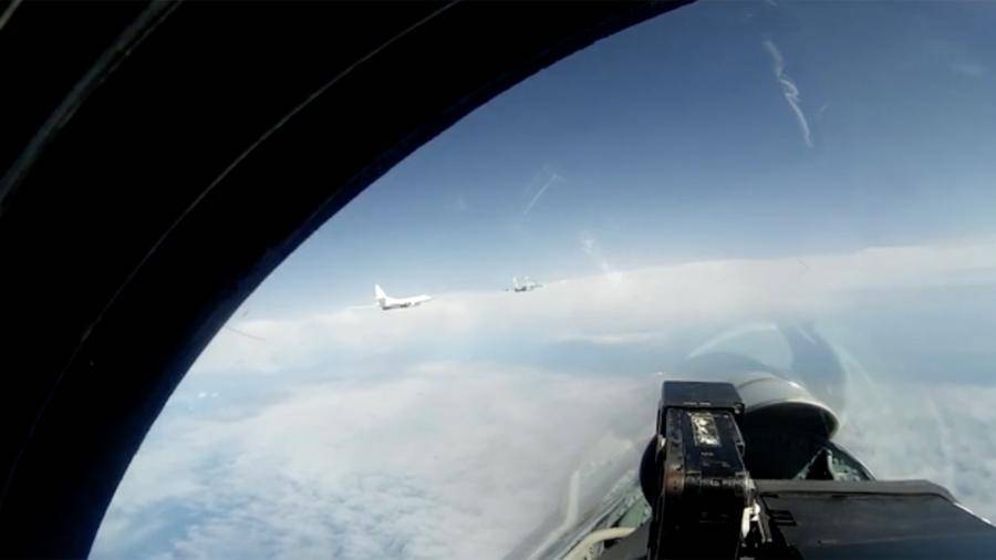 Появилось видео полета российских Ту-160 над Балтийским морем