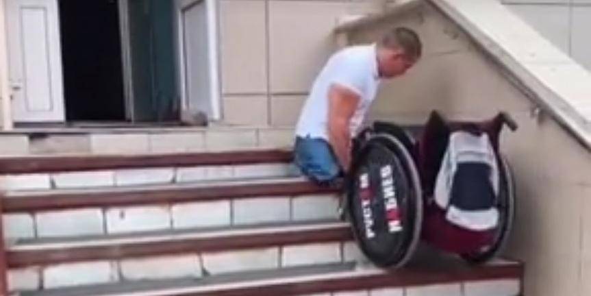 Потерявший ноги после обрушения казармы в Омске десантник показал, как приходится карабкаться в больницу в Уфе