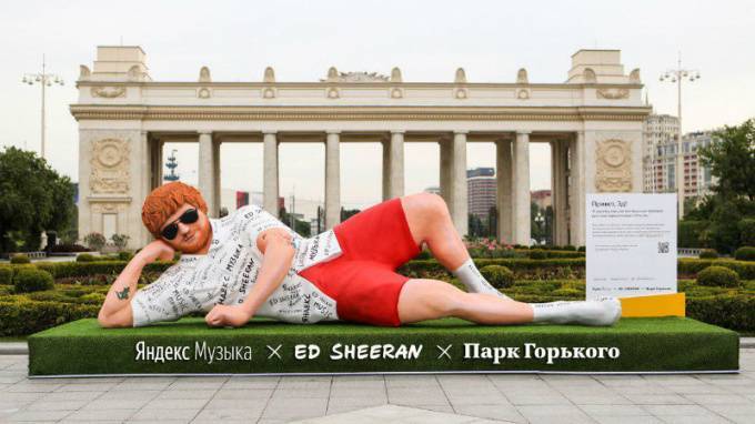 В парке Горького появилась пятиметровая фигура певца Эда Ширана